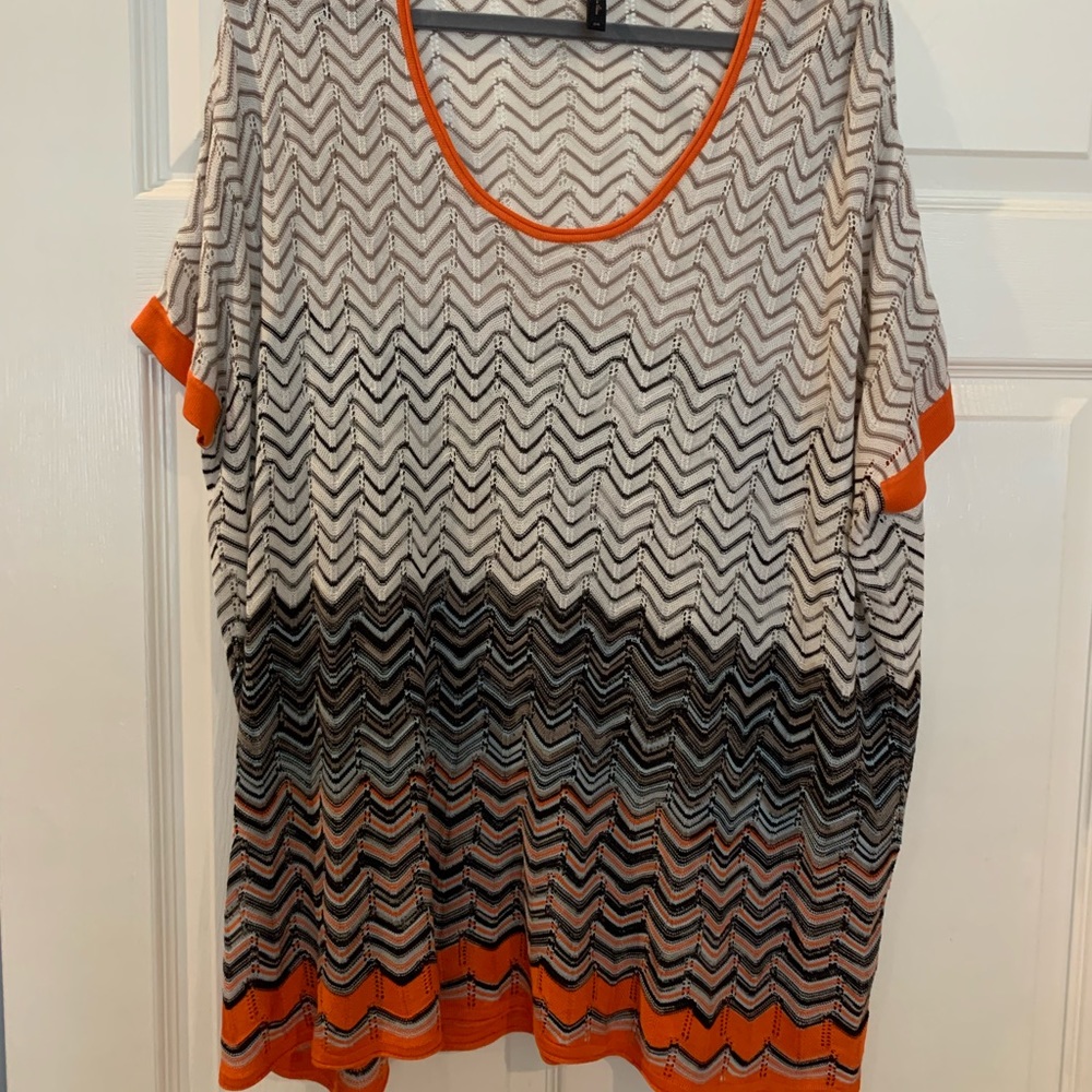 BCBG versatile light knit tunic top